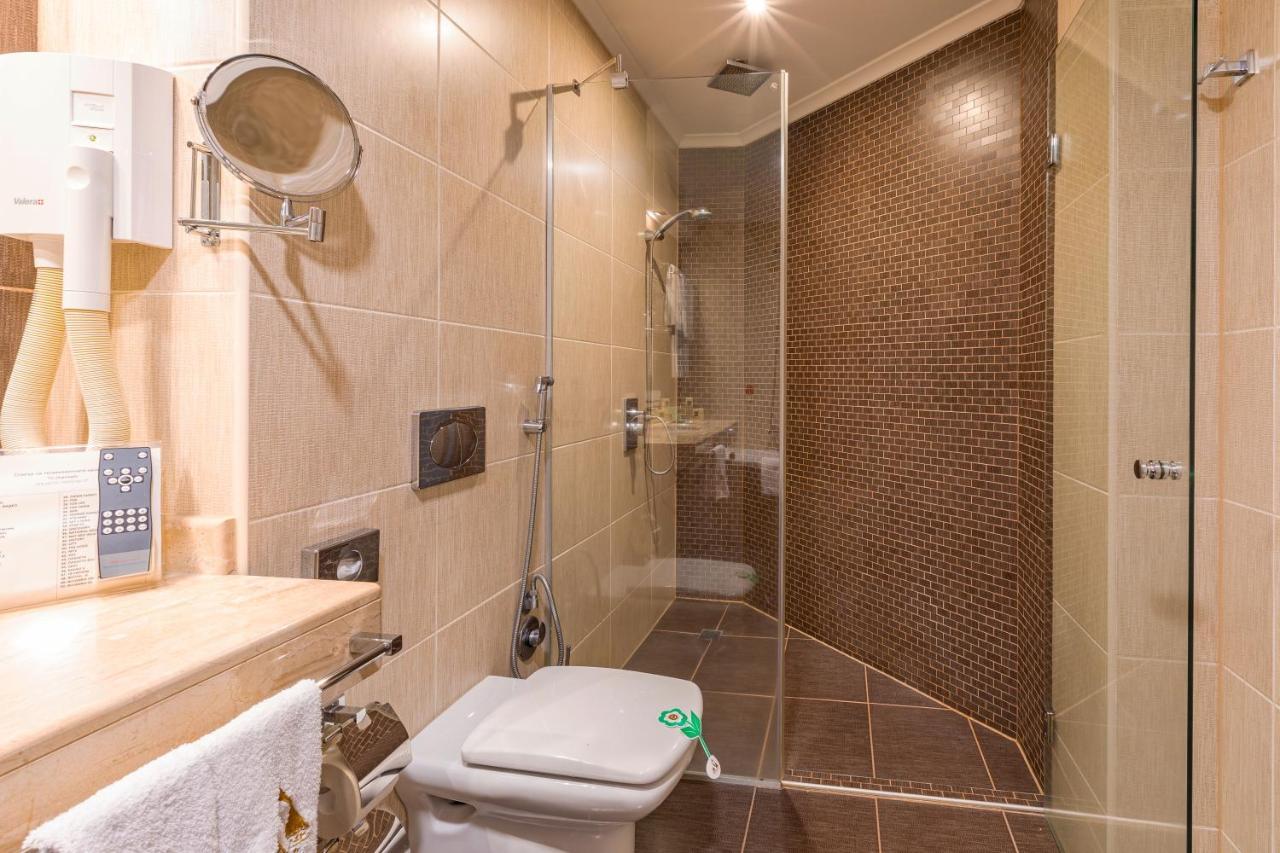 Spa Hotel Persenk Devín Zewnętrze zdjęcie A shower cubicle