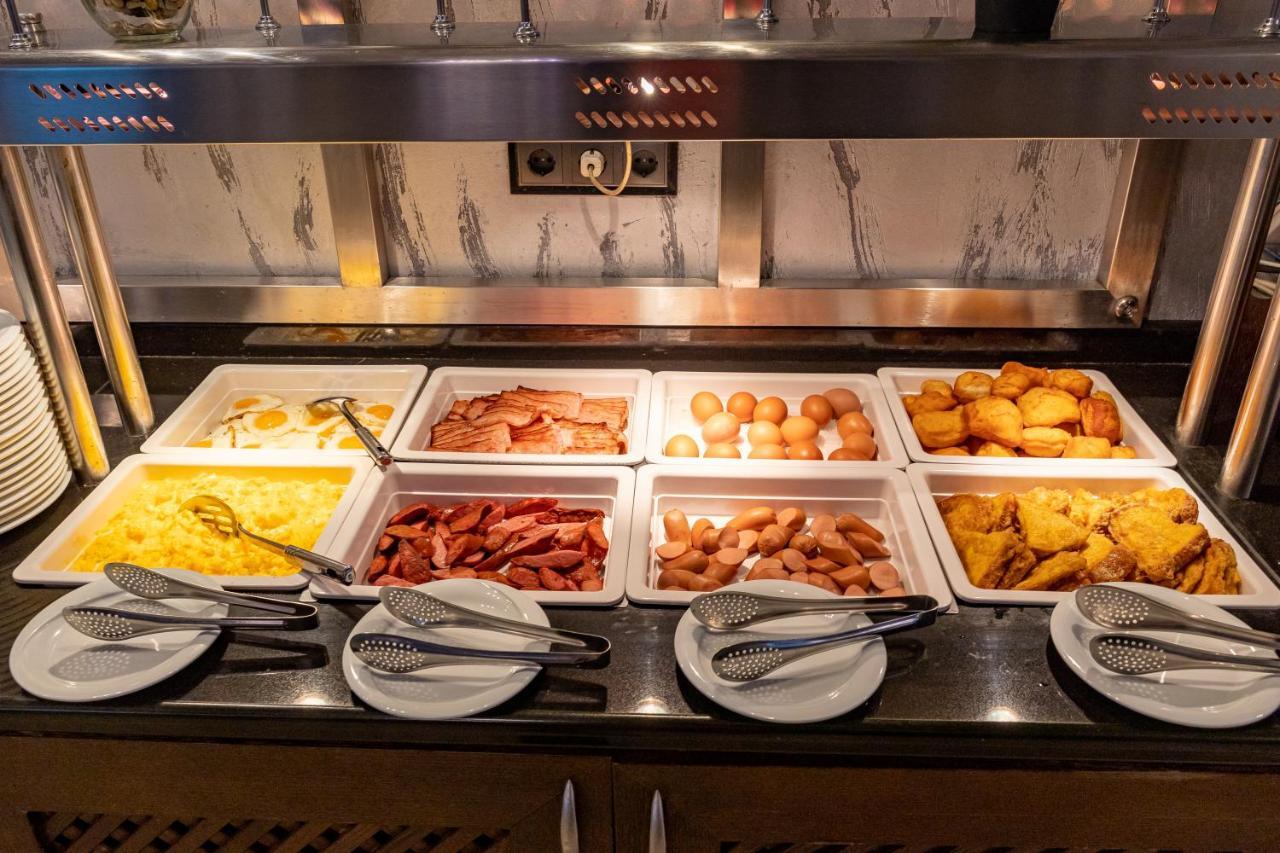 Spa Hotel Persenk Devín Zewnętrze zdjęcie A bain-marie with food