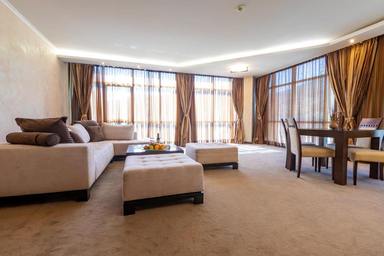 Spa Hotel Persenk Devín Zewnętrze zdjęcie A living room with carpet flooring