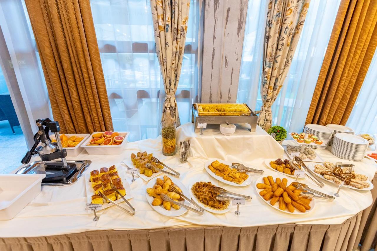 Spa Hotel Persenk Devín Zewnętrze zdjęcie A buffet table with a selection of Indian snacks