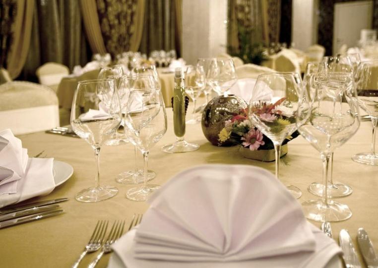 Spa Hotel Persenk Devín Zewnętrze zdjęcie A table set for a formal dinner