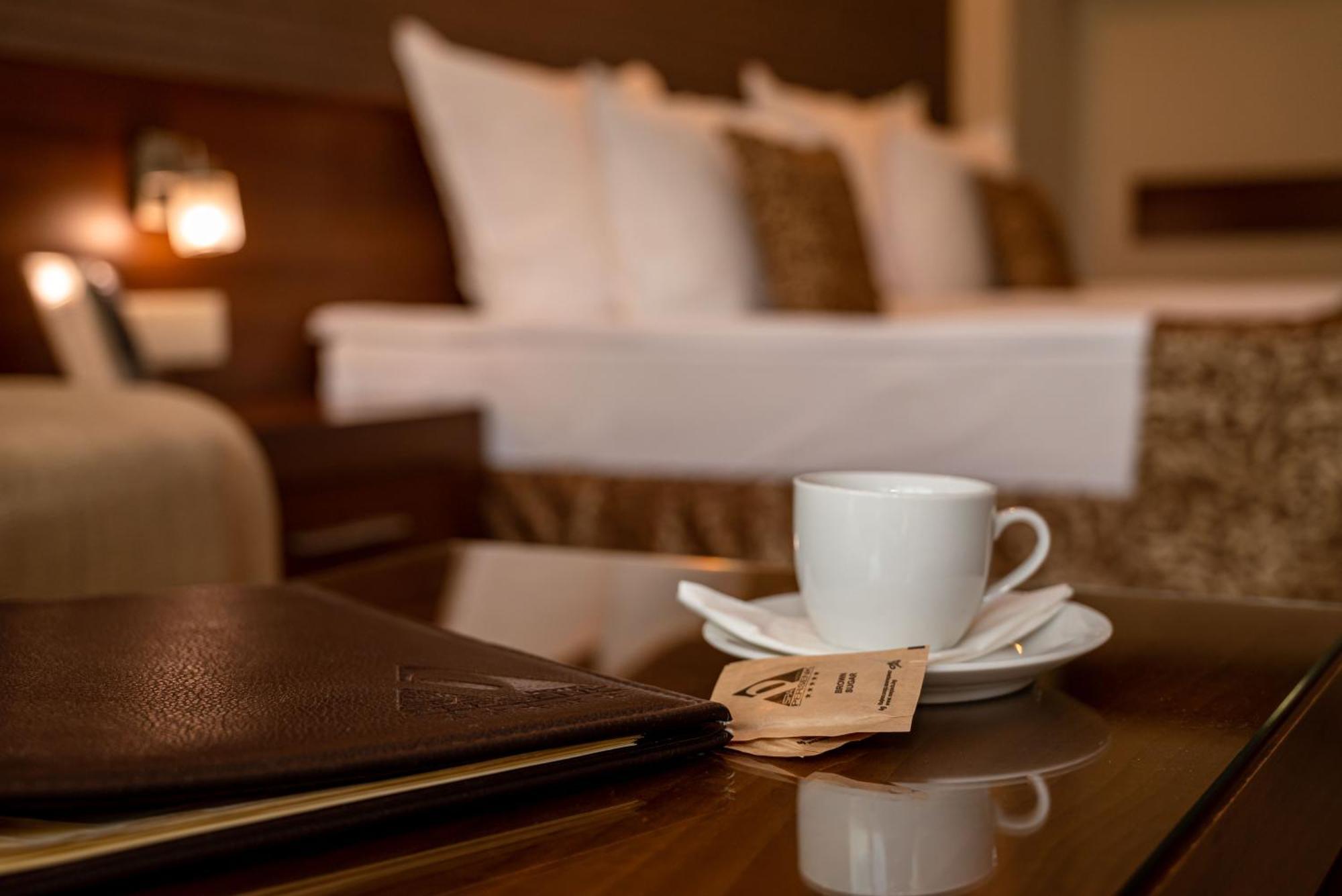Spa Hotel Persenk Devín Zewnętrze zdjęcie A coffee cup in a hotel room